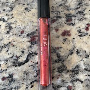 HUDA BEAUTY LIP STROBE “SAUCEY”